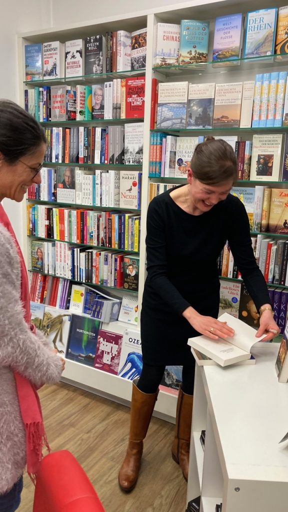 Signierstunde nach der Lesung in der Buchhandlung Dewitz in Freudenstadt zu