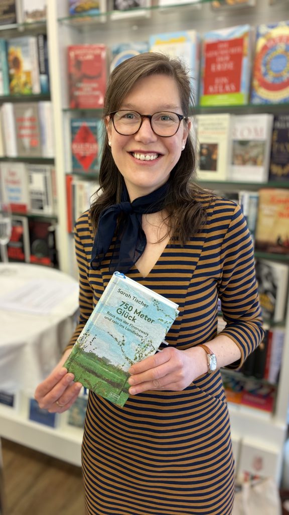 Sarah Tischer bei einer Autorenlesung mit ihrem Buch 750 Meter Glück
