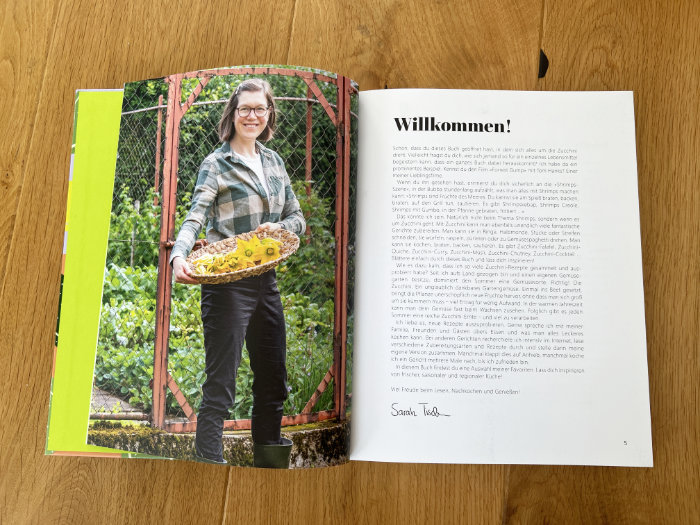 Sarah Tischer im eigenen Gemüsegarten mit Zucchini-Blüten